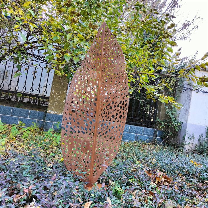 Corten Steel ostavlja statuu