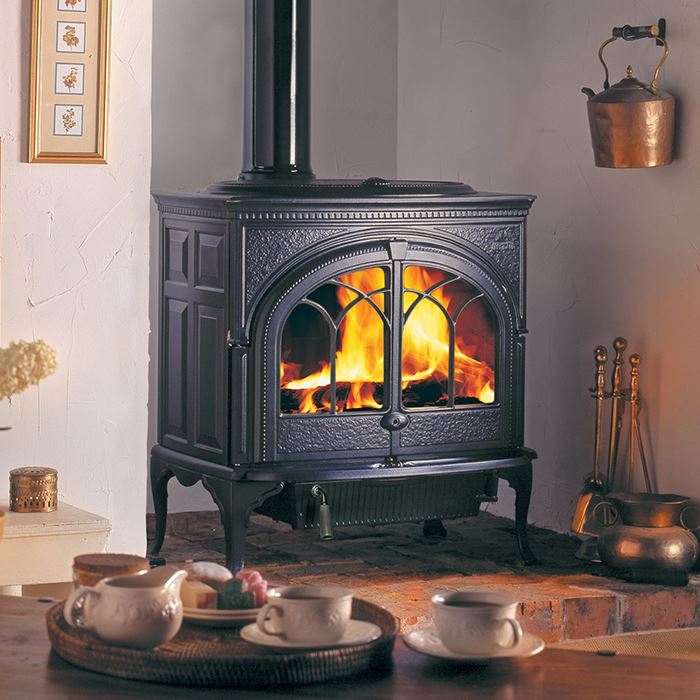 Moderni kamin na drva od lijevanog željeza